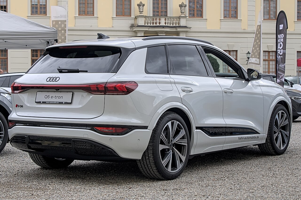 아우디 SQ6 e-트론 측후면 쿼터 뷰