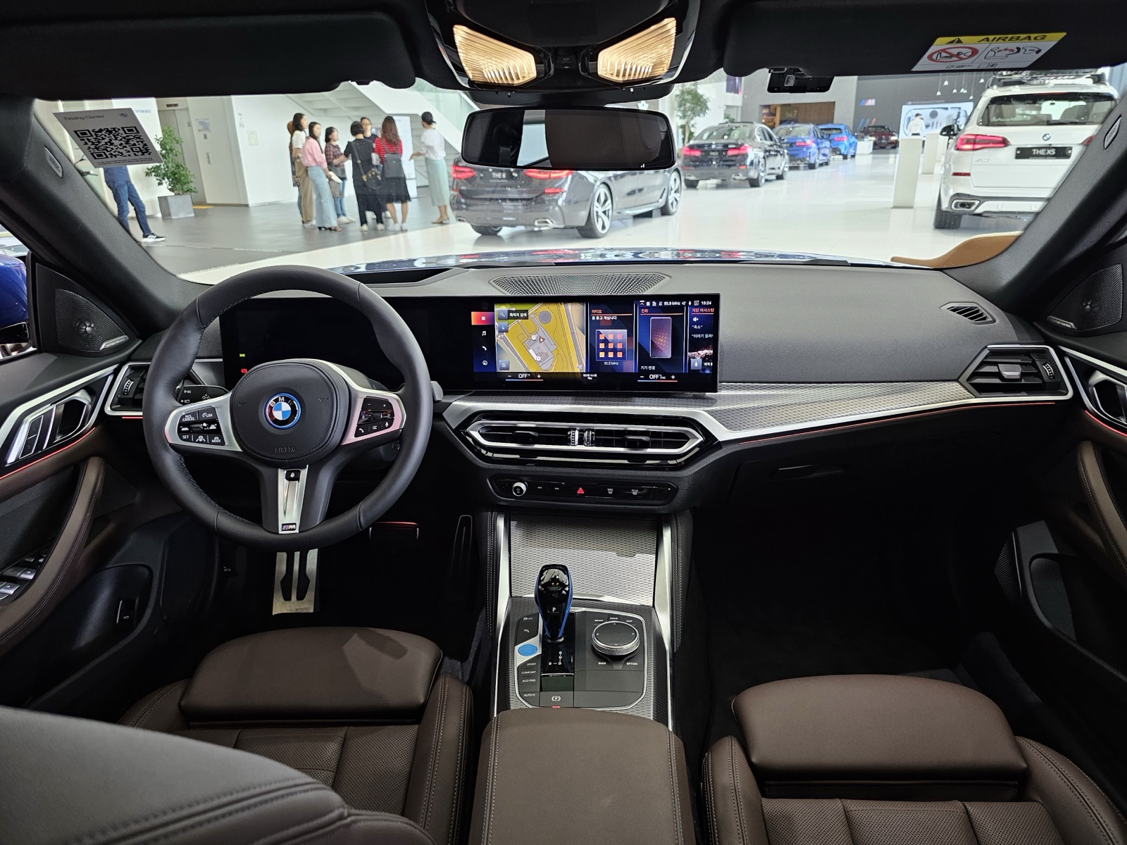 BMW i4 커브드 디스플레이 및 실내 콕핏
