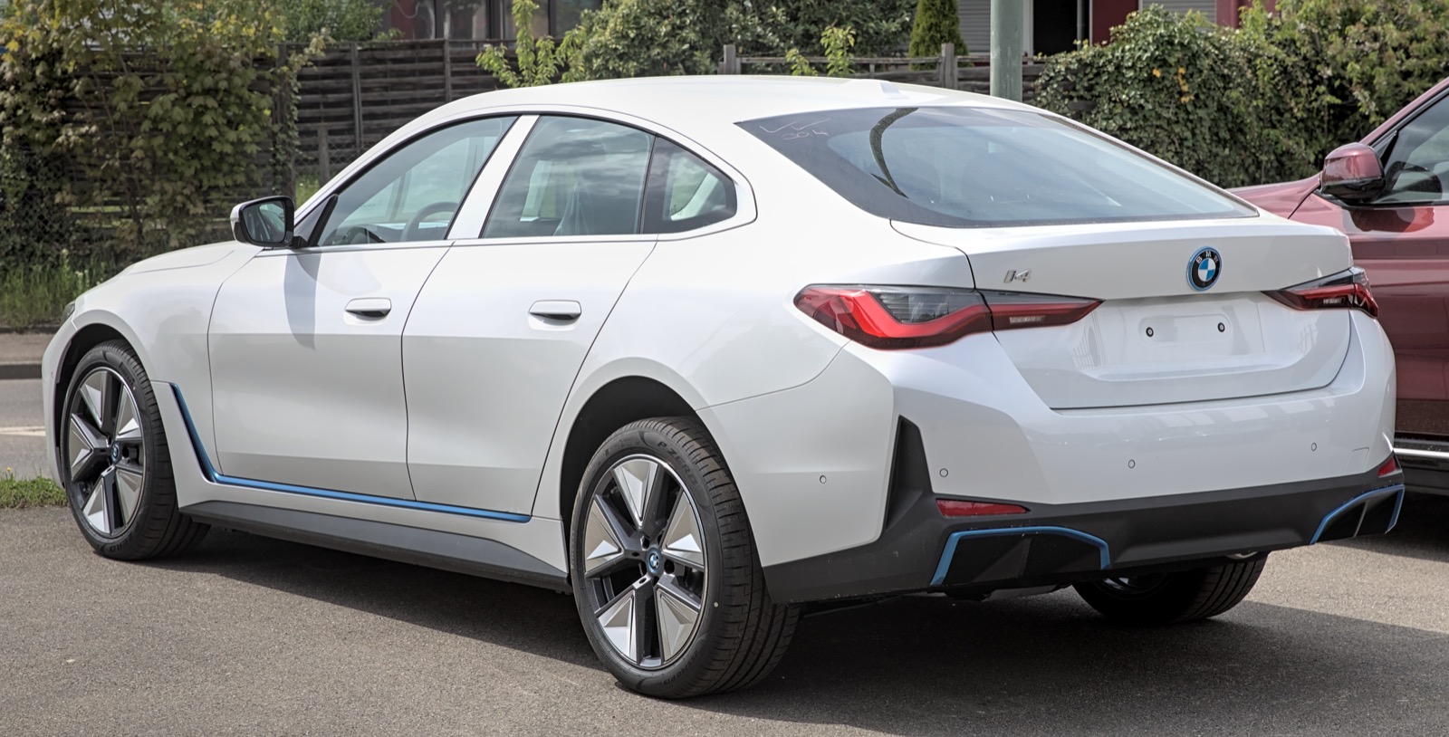 BMW i4 측후면 실루엣 및 패스트백 라인