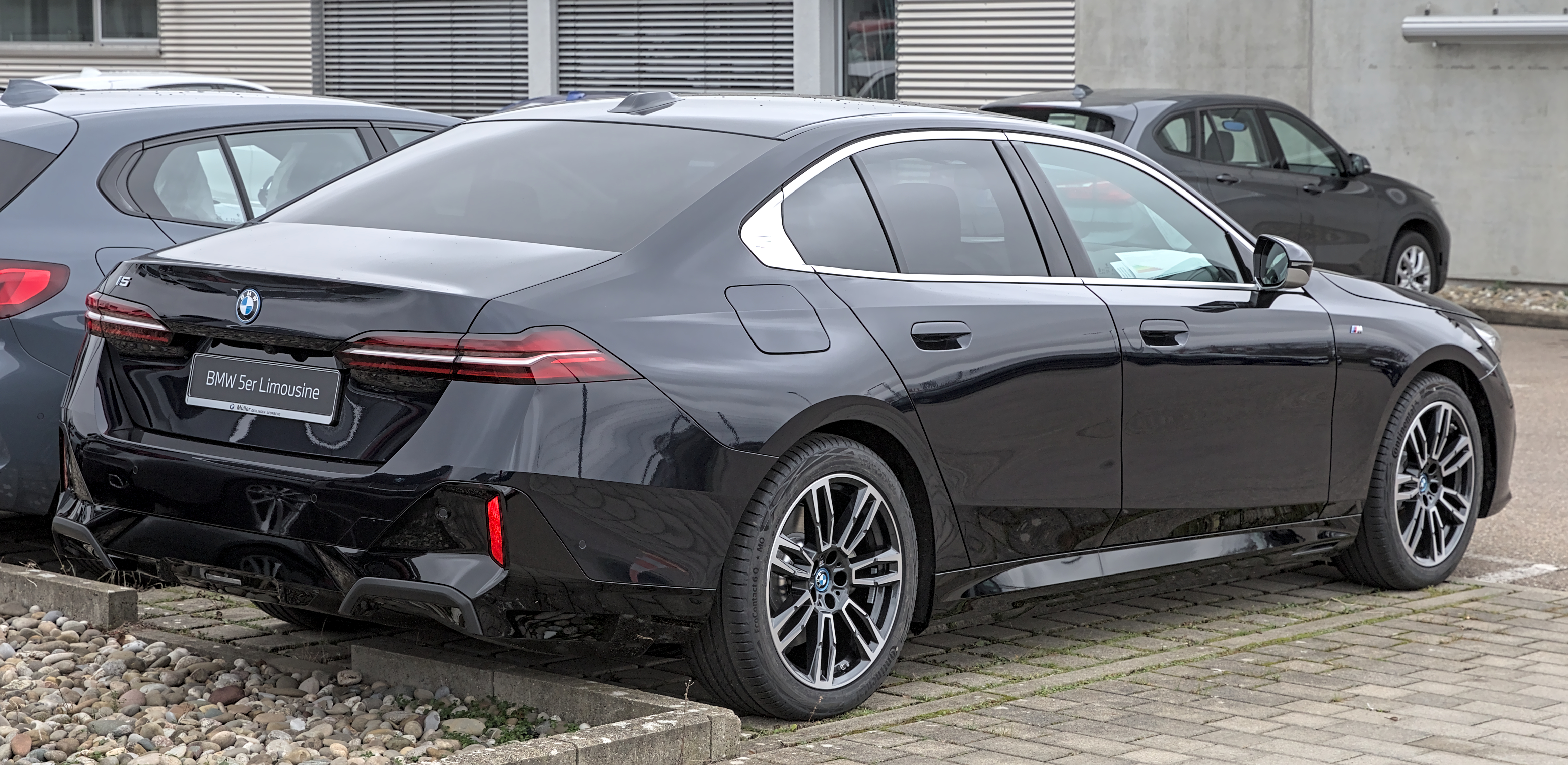 BMW i5 공식 외관 전측면