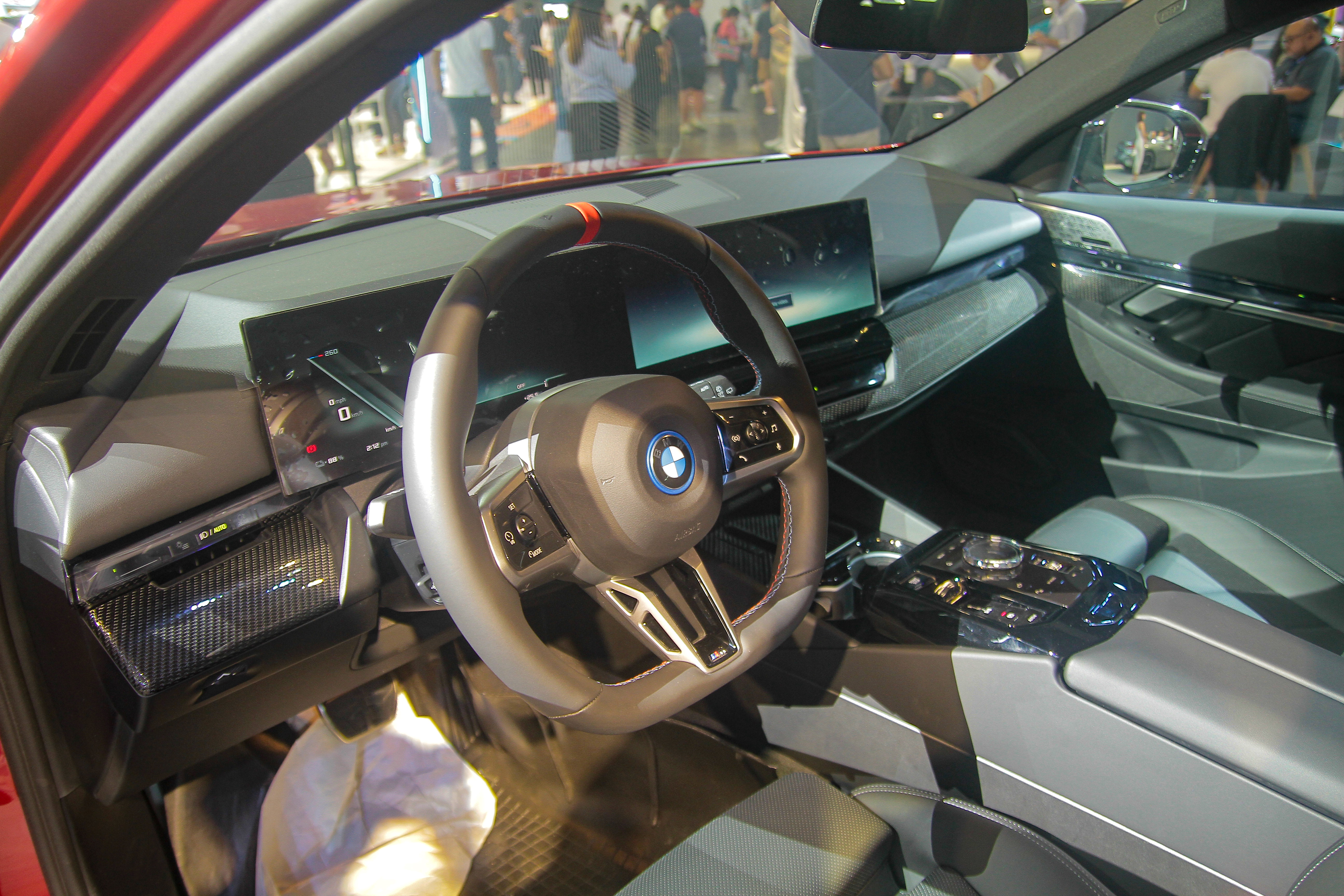 BMW i5 실내 커브드 디스플레이 및 인터랙션 바
