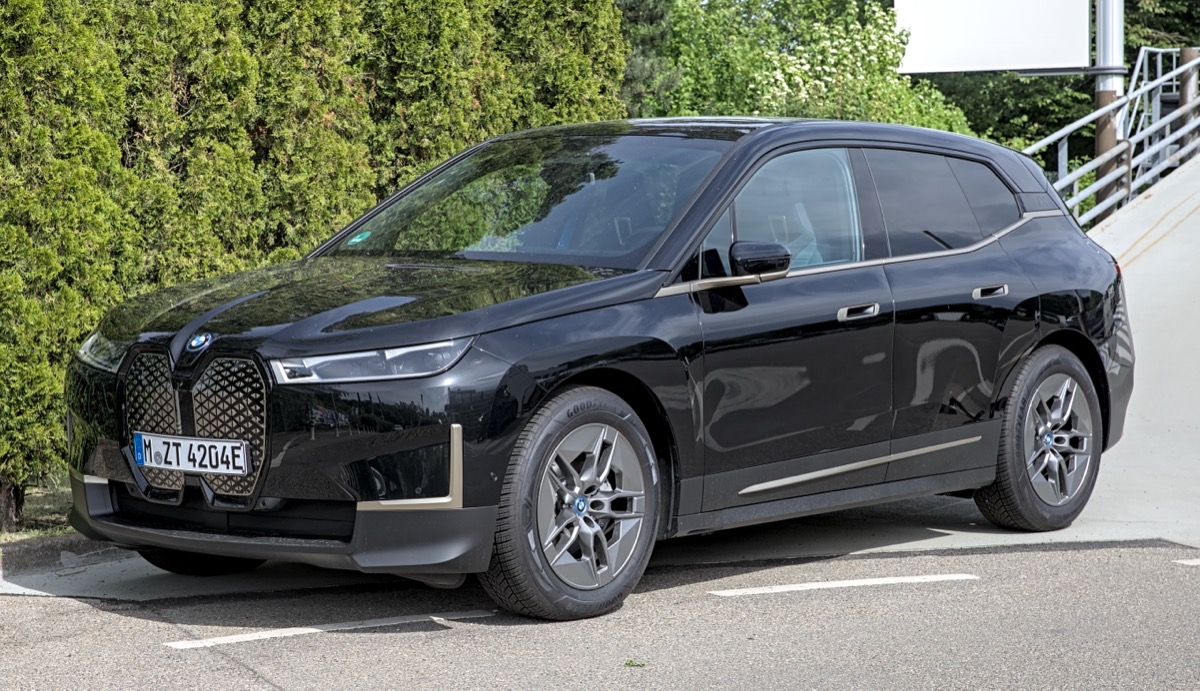 BMW iX 전측면 외관 디자인