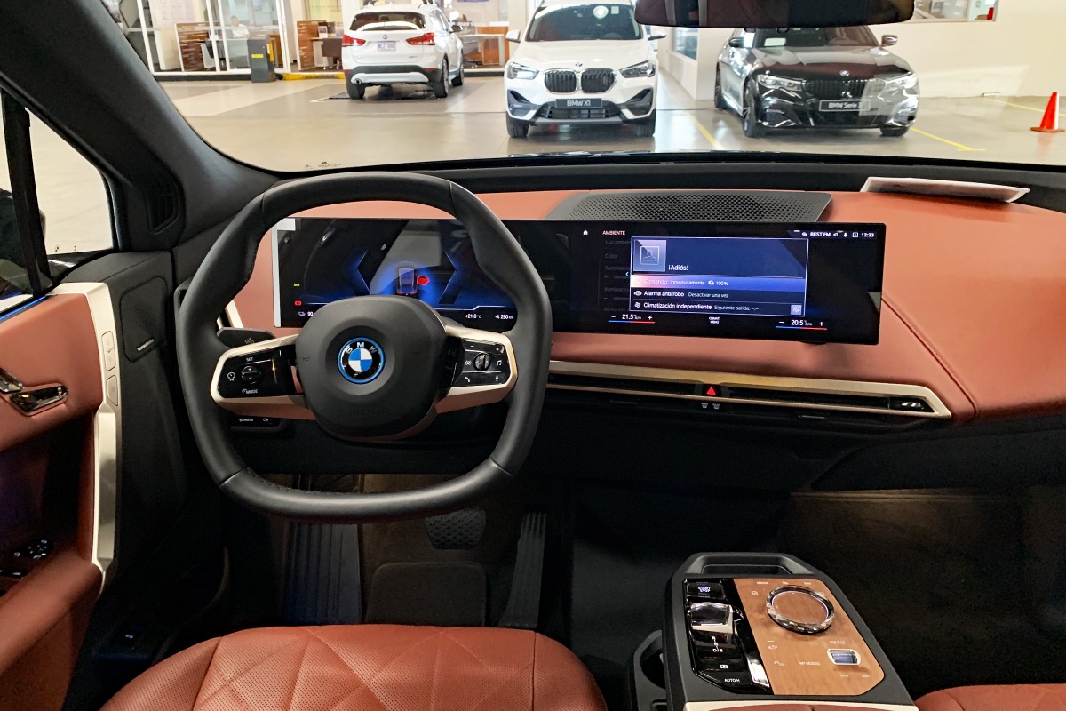BMW iX 크리스탈 컨트롤러 및 센터 콘솔 인테리어