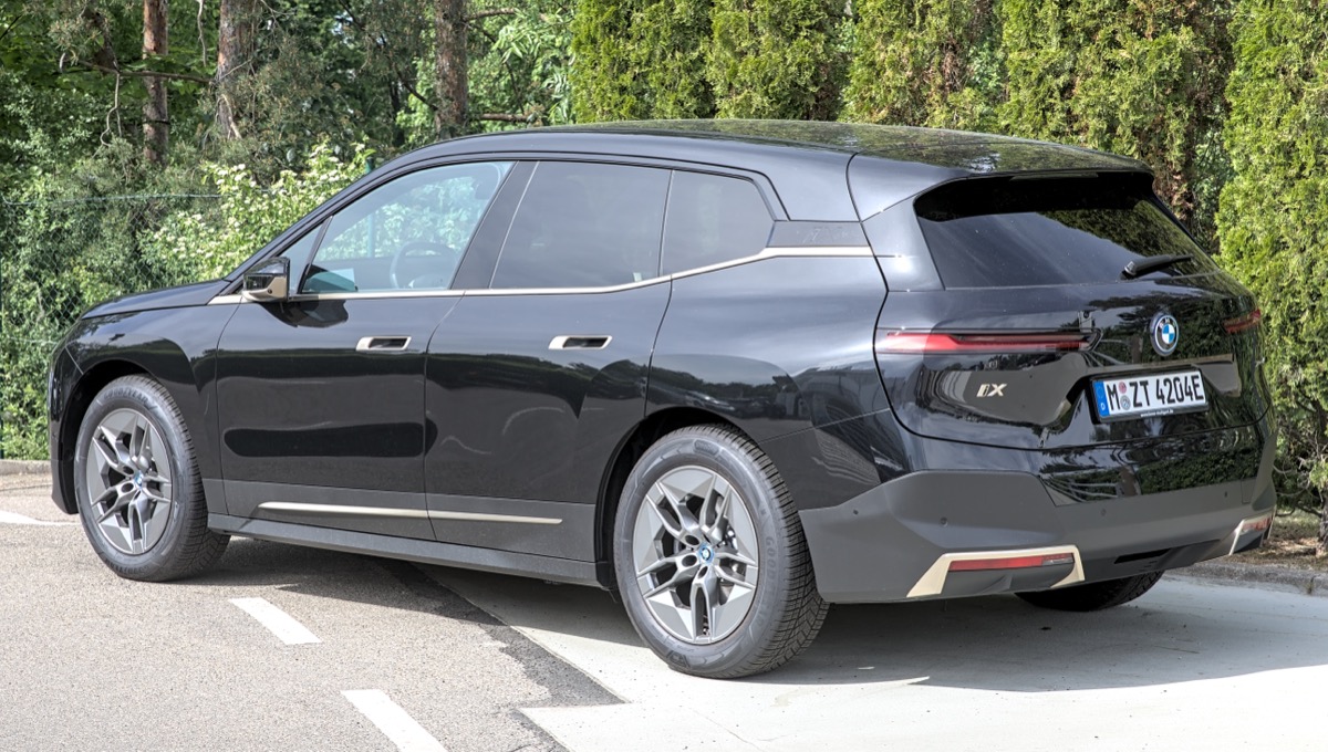 BMW iX 후면 테일램프 및 바디 라인