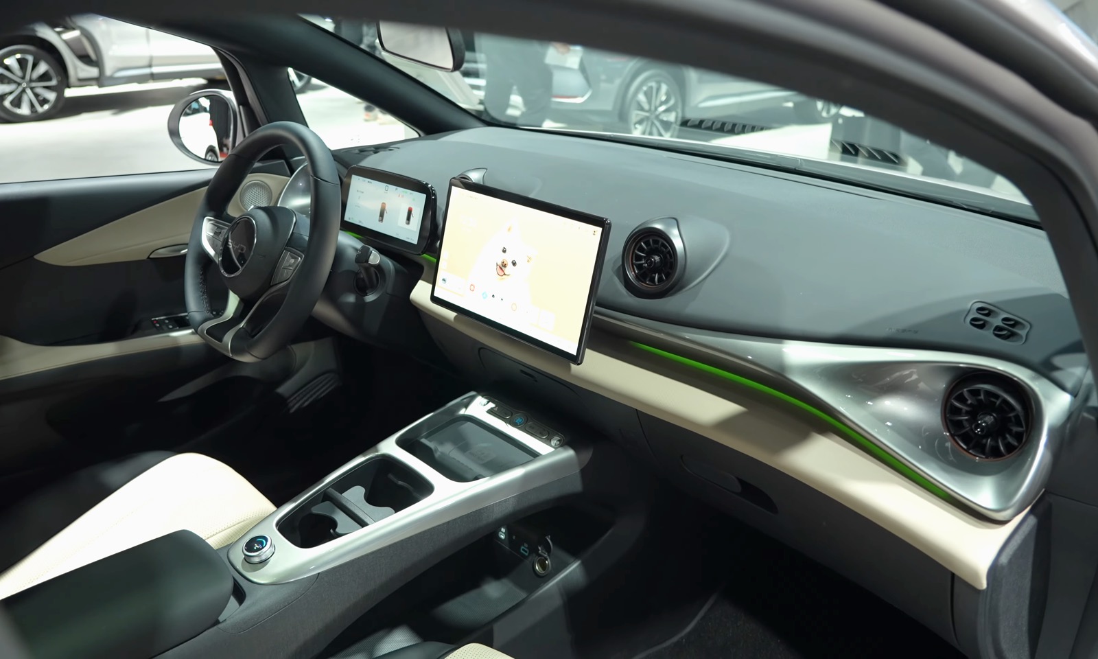 BYD 돌핀 회전식 12.8인치 터치스크린 및 실내 인테리어