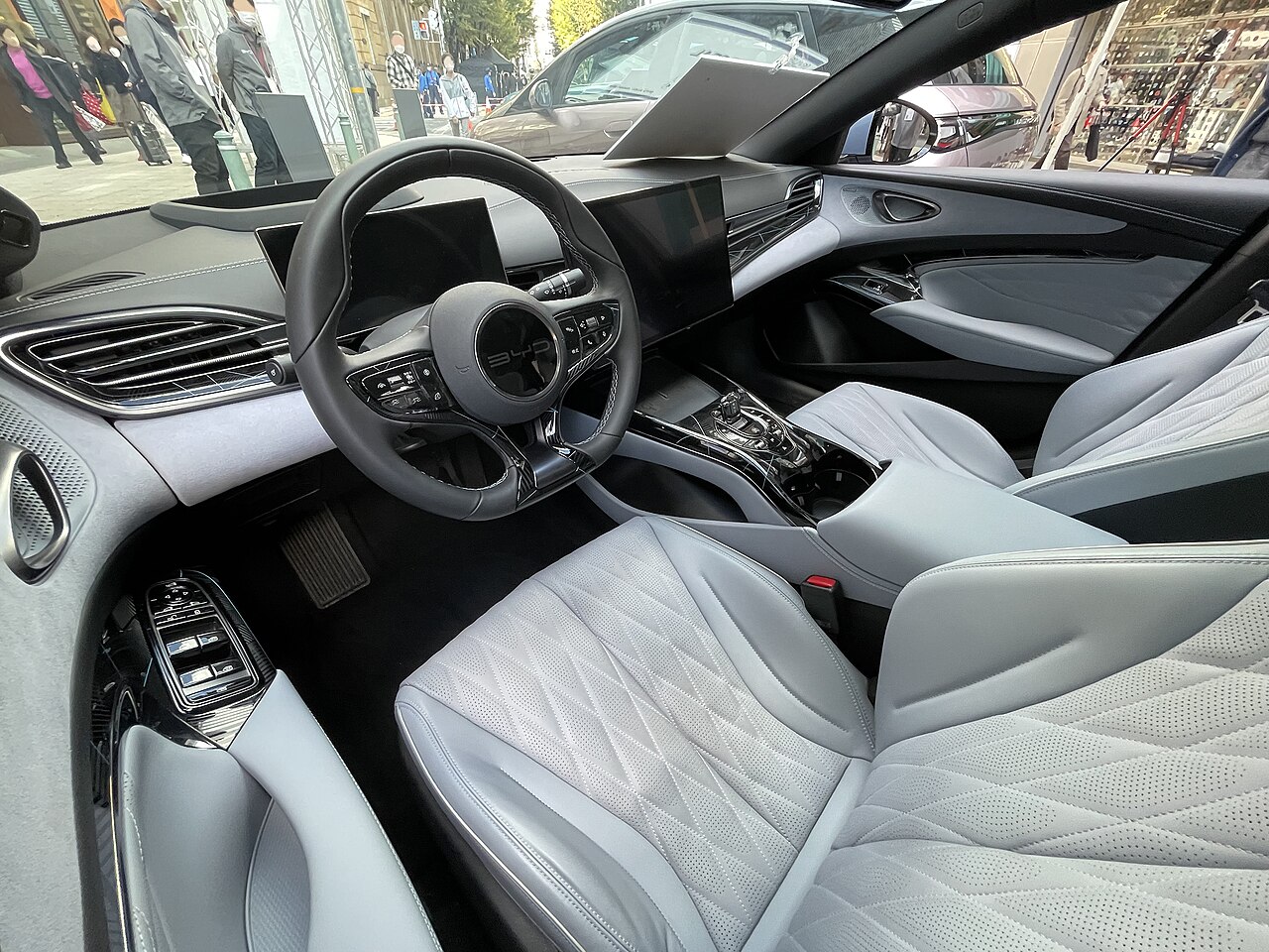BYD 씰 실내 인테리어 및 15.6인치 회전식 디스플레이