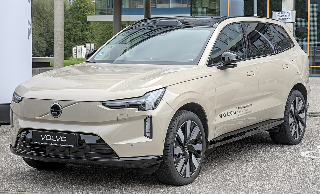 볼보 EX90 플래그십 전기 SUV 측면 실차