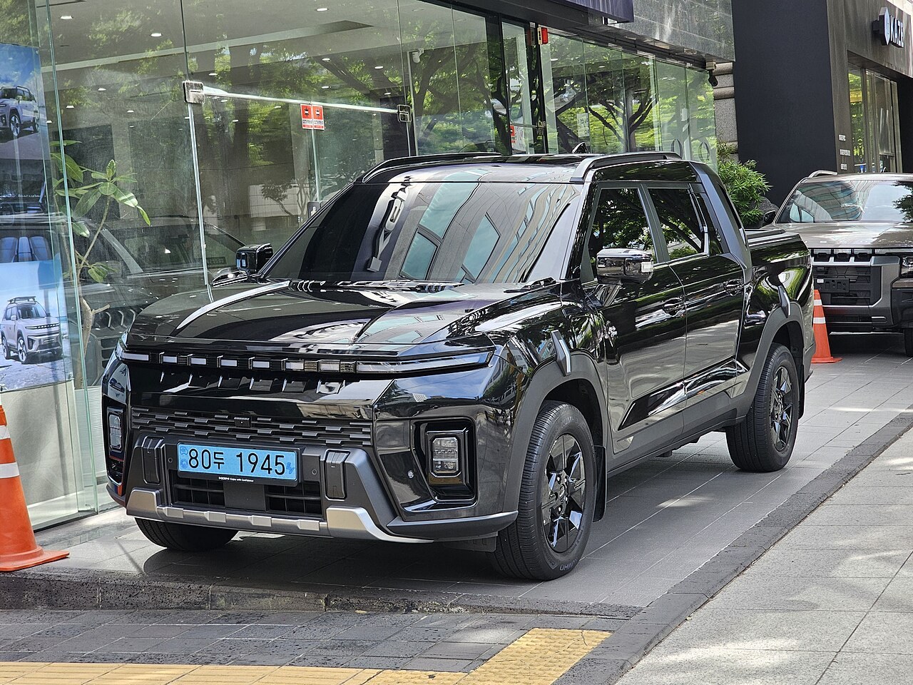 KGM 무쏘 EV O100 전기 픽업트럭 스페이스 블랙 전측면 실차