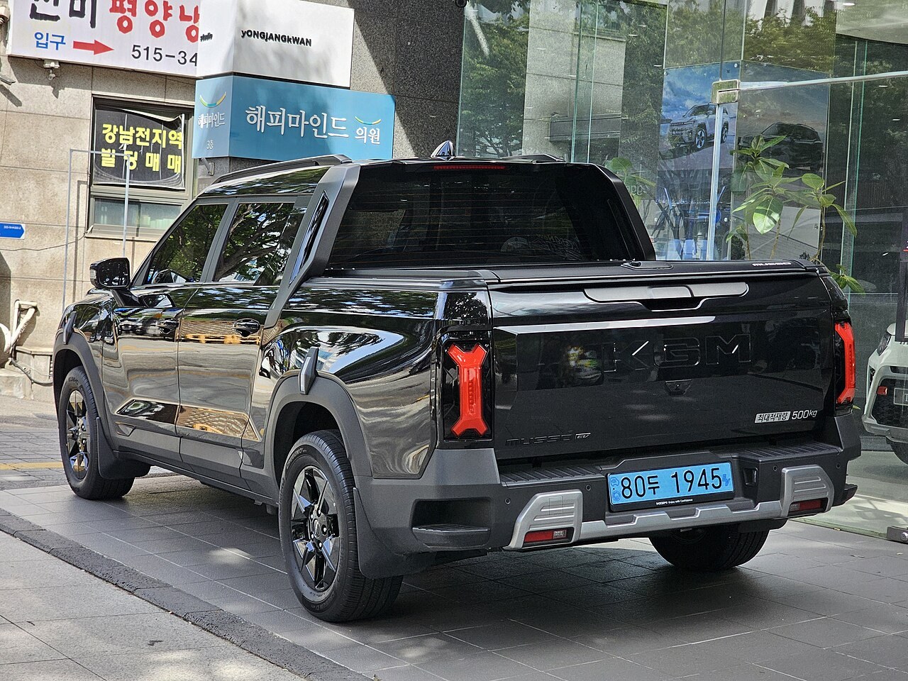 KGM 무쏘 EV 후면부 테일게이트 및 500kg 적재함 스페이스 블랙 실차