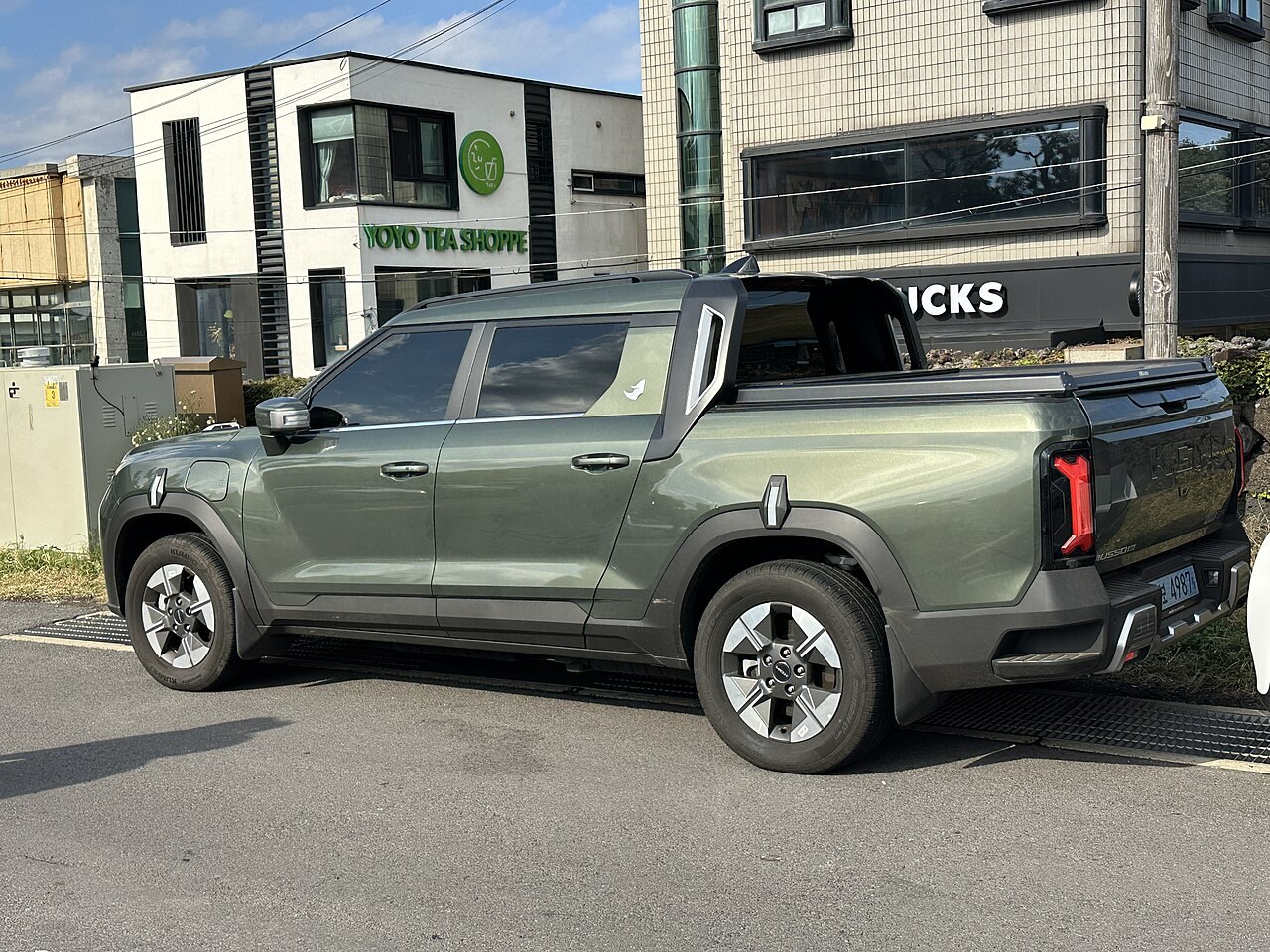 KGM 무쏘 EV O100 포레스트 그린 측면 및 화물칸 프로포션