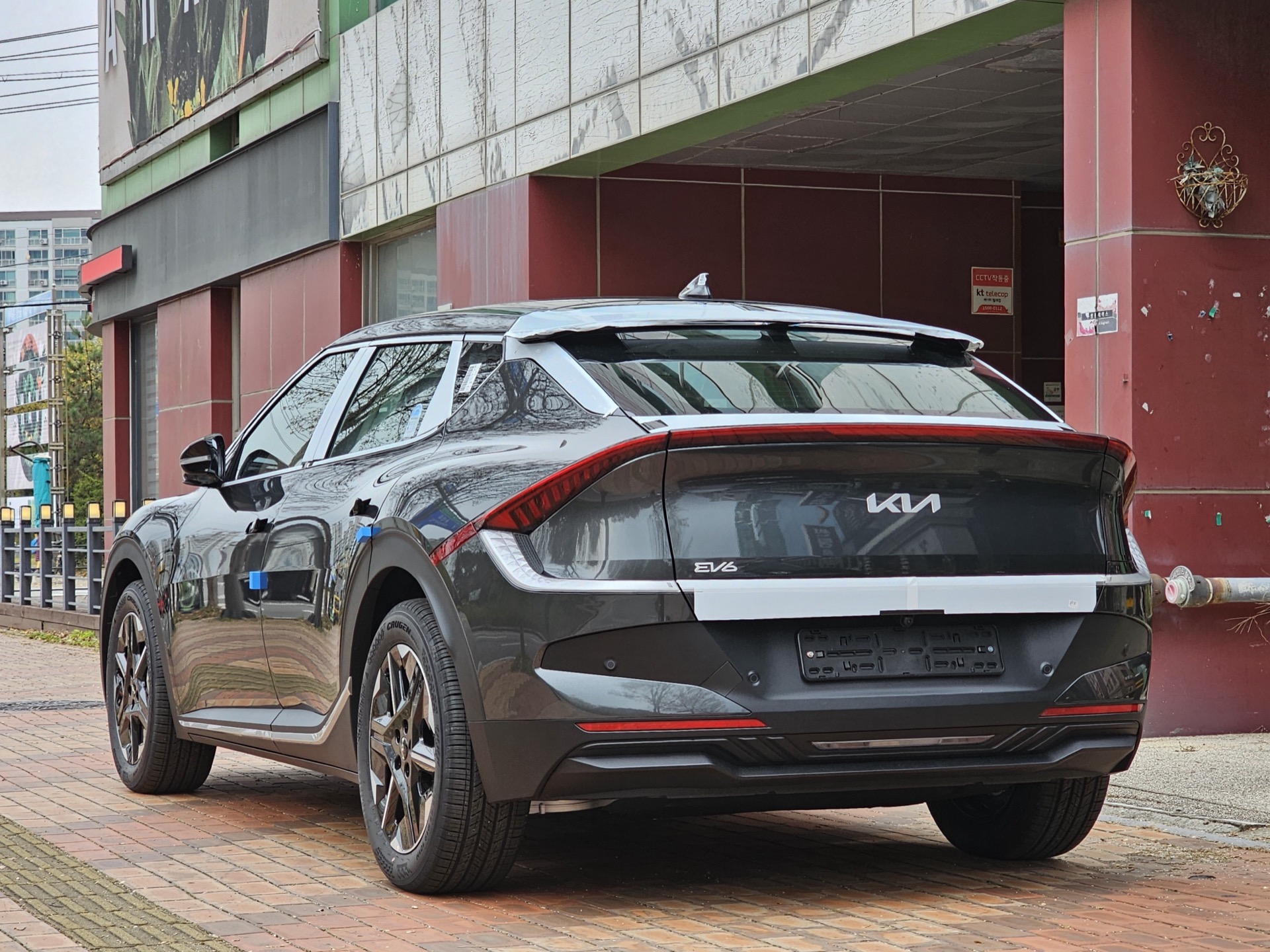더 뉴 EV6 후면 실차 사진