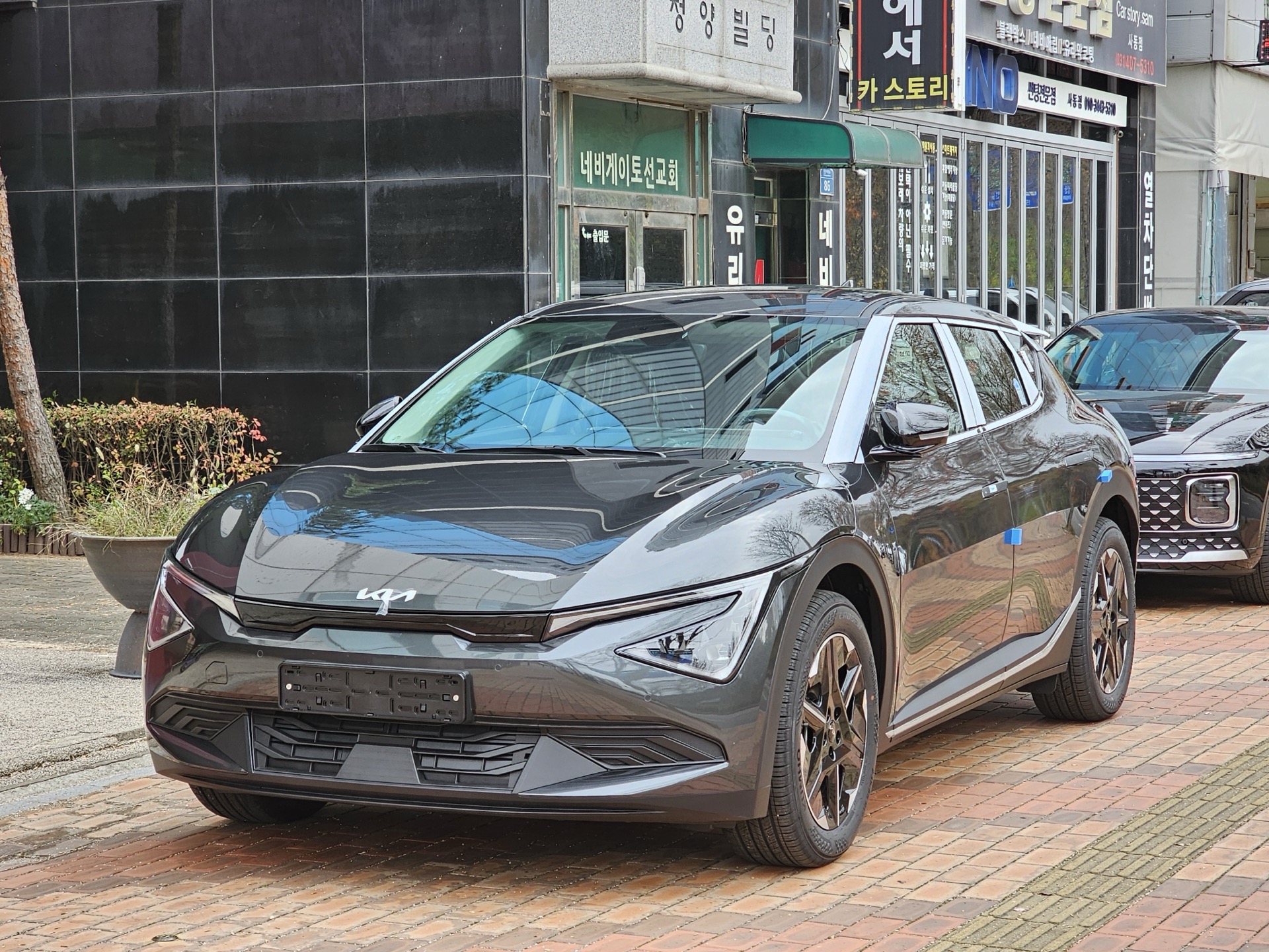 기아 더 뉴 EV6 전측면 야외 실차 사진