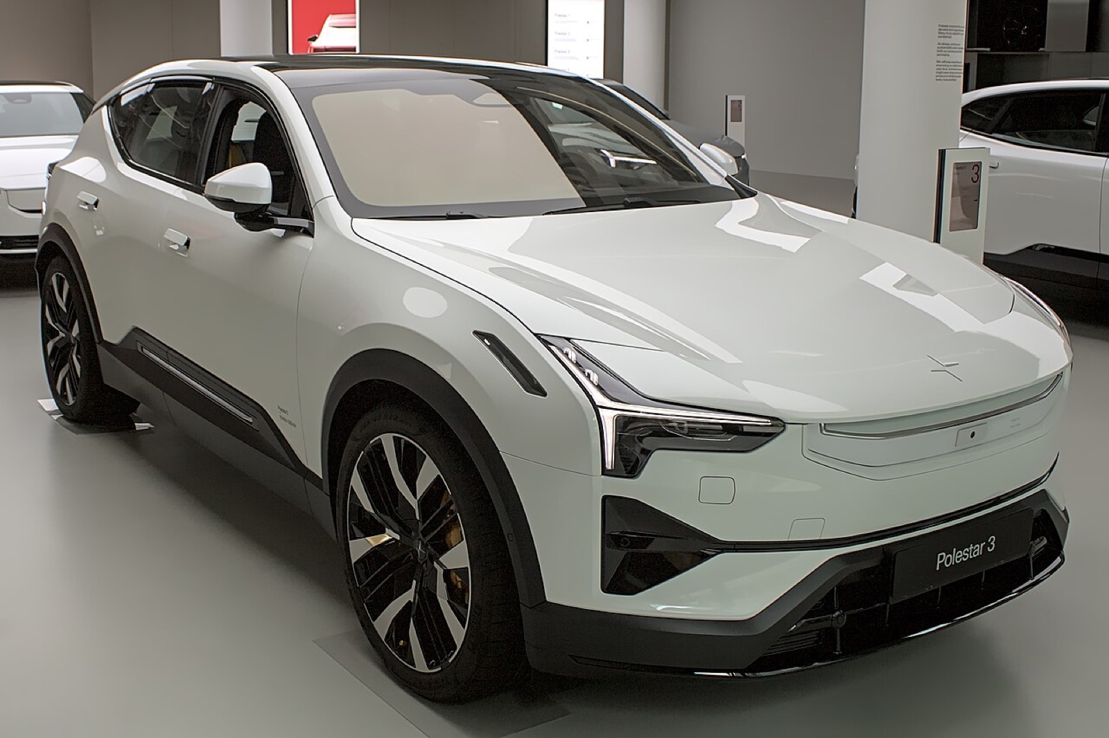 폴스타 3 플래그십 전기 SUV 전측면