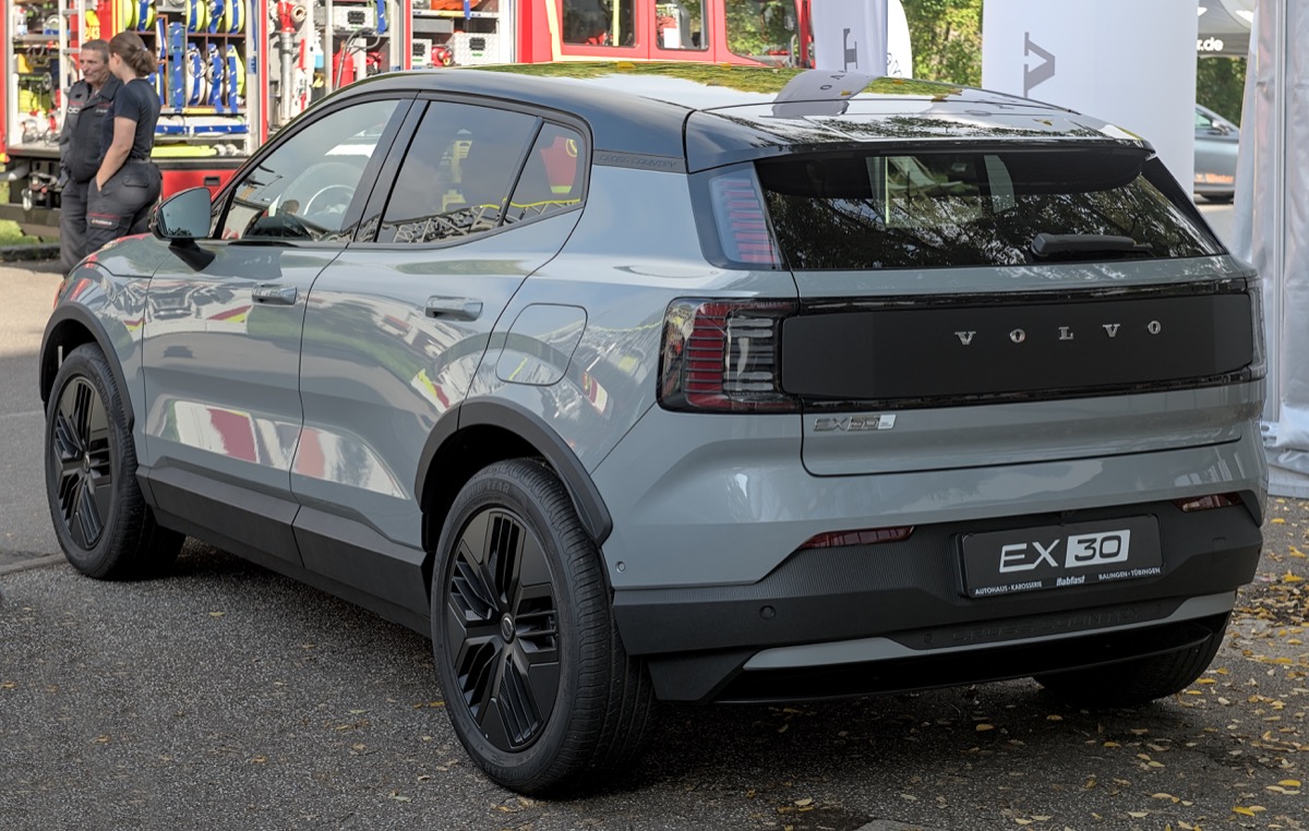 볼보 EX30 크로스 컨트리 외관 전측면