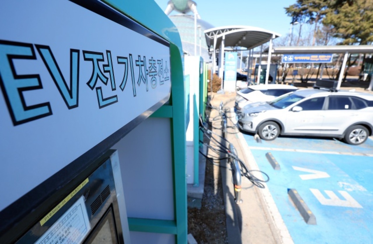 [정책·안전 가이드] 전기차 배터리 정부 안전인증제·실명제 전면 시행과 아파트 지하주차장 소방 가이드라인 총정리: 내 차 배터리 이력 확인법·스마트 제어 충전기·중고차 잔존가치 영향 집중 분석